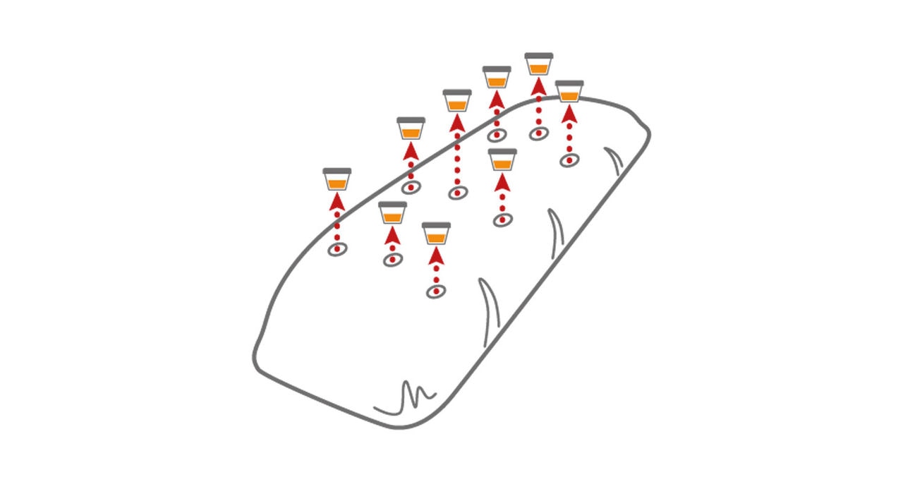 Abbildung 2: Bei Bunker- und Sacksilos nehmen Sie Einzelproben, indem Sie die Kunststoffabdeckung mit einem scharfen, kegelförmigen Probenahmegerät durchstechen. Die Löcher sollten gleichmäßig über die gesamte Oberfläche des Silos verteilt sein.