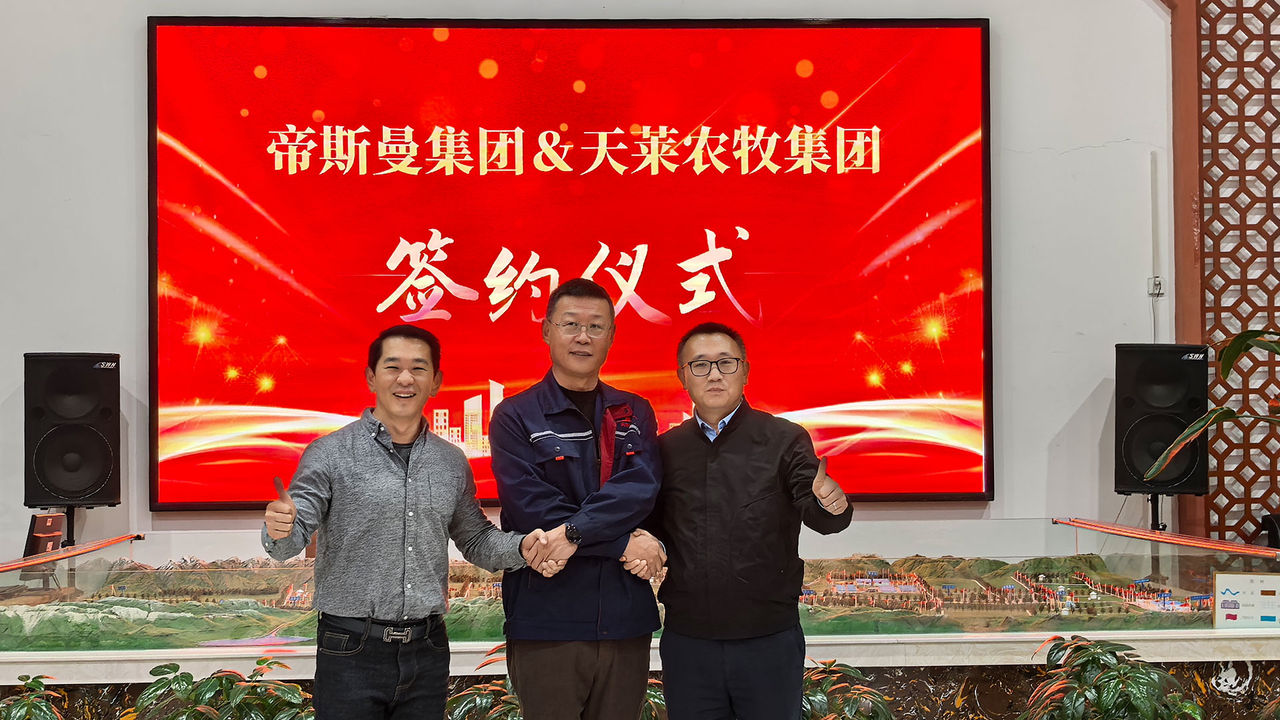 (links) Mongkol Kaewsutas, Direktor Precision Service & RKA für den Großraum Asien-Pazifik, dsm-firmenich Animal Nutrition & Health; (Mitte) Zhang Sheng, Vorsitzender der Tianlai Livestock Group, und (rechts) Zeng Qinyong (Zane), B2F-Direktor für den Großraum Asien-Pazifik, dsm-firmenich Animal Nutrition & Health | Photo credit: dsm-firmenich