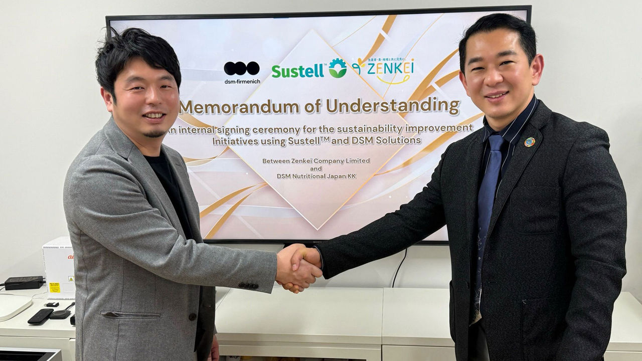 Shotaro Takasugi, Director & General Manager der Zenkei Corporation und Dr. Mongkol Kaewsutas, Director Precision Services Greater APAC bei DSM-firmenich Animal Nutrition & Health bei der Unterzeichnung der Sustell™-Partnerschaft. 
