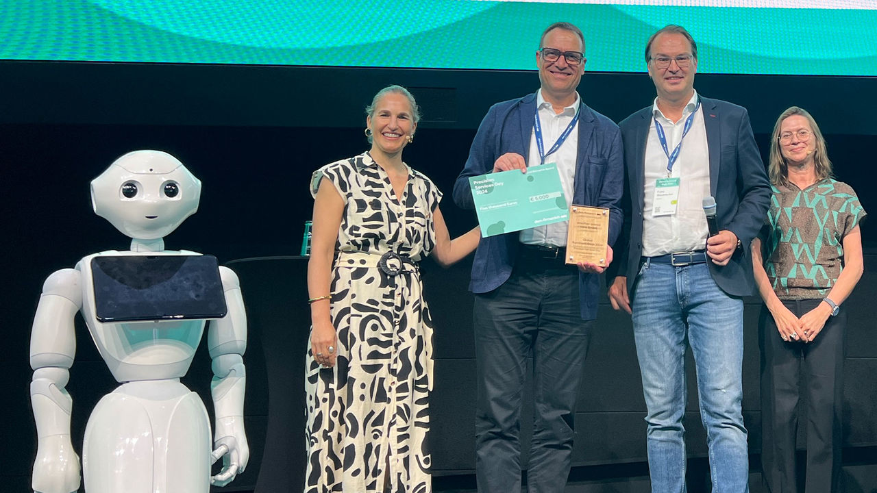 smaXtech CEO Stefan Scherer accepts the dsm-firmenich Digital Distruptor Award (ltr: Corinne Bonadei, head of precision services at dsm-firmenich Animal Nutrition & Health, Stefan Scherer, CEO strategy & sales at smaXtech, Franz Waxenecker, senior director precision services at dsm-firmenich Animal Nutrition & Health, Dr Eva Binder, head of translational science at dsm-firmenich Animal Nutrition & Health). 