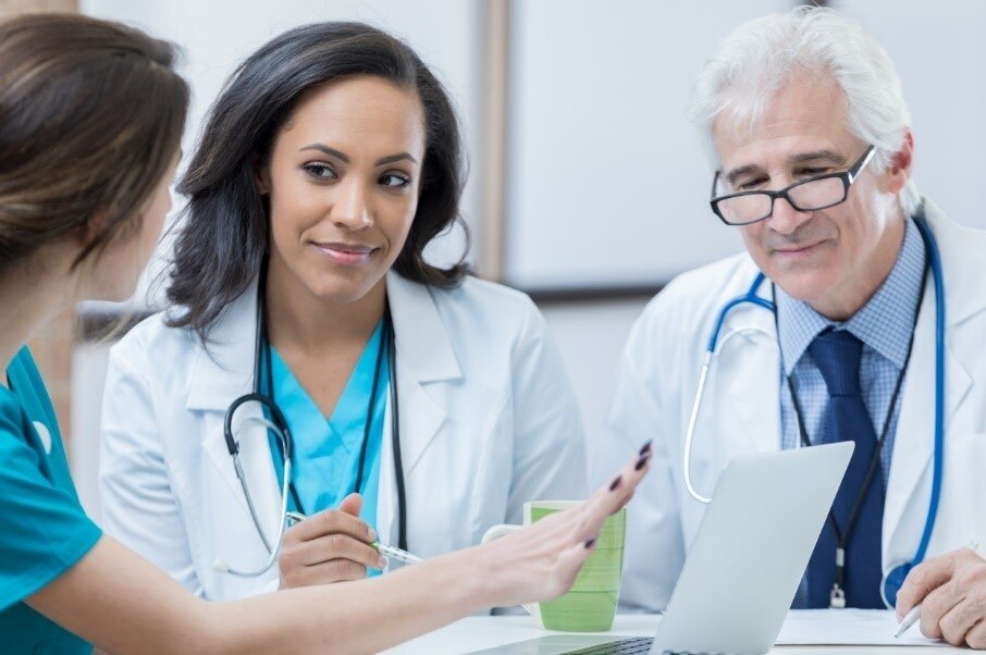 Comment répondre aux nouvelles normes en matière de soins aux personnes âgées et aux patients ? 