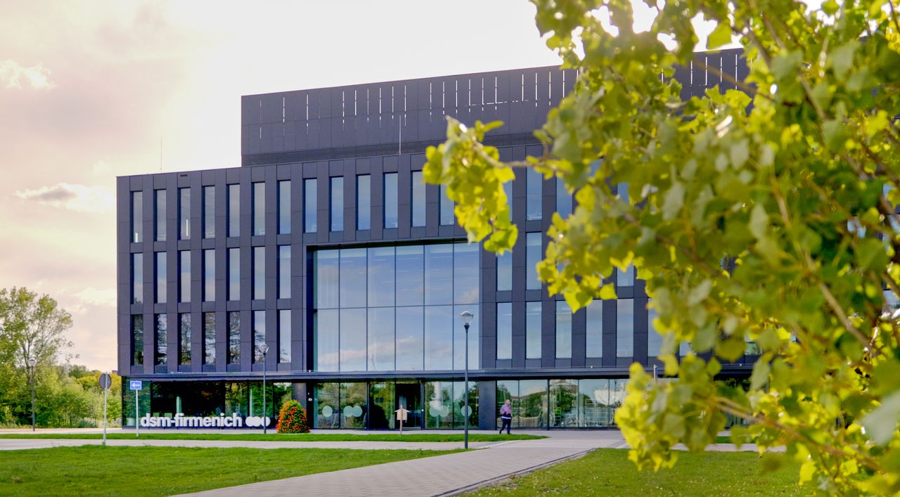 dsm-firmenich ouvre un centre mondial d'innovation alimentaire à Delft, aux Pays-Bas, pour accélérer la transformation des régimes alimentaires.