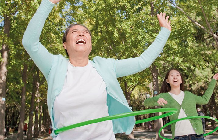 Frauen spielen Hula-Hula