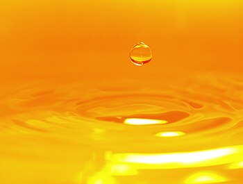 "High Speed aaaaand High Quality Photography of Golden Color Water Drops, Studio Shoot"