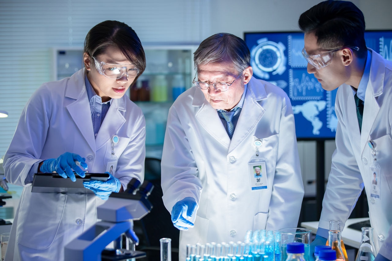 Asian scientist team 