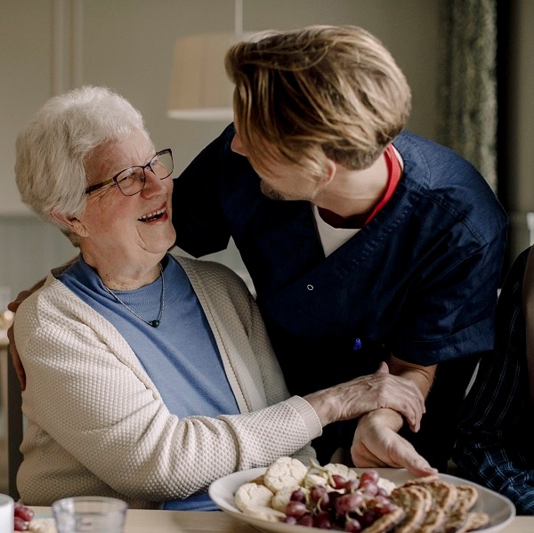 Nieto sirviendo el almuerzo a su abuela