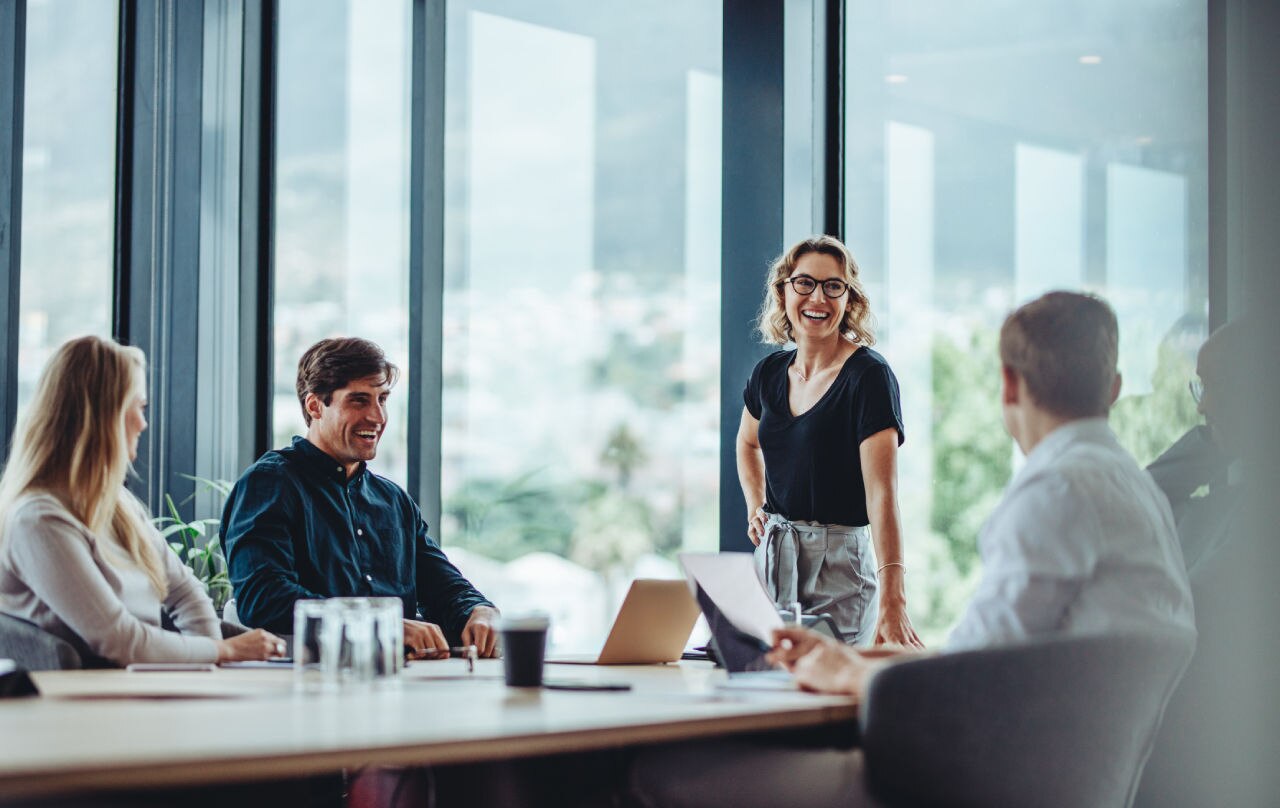 Mujer dirigiendo una reunión de negocios