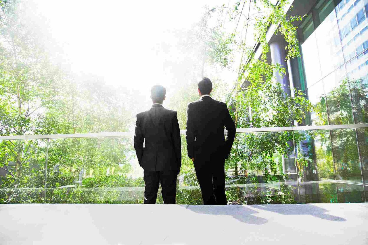 Empleados disfrutando de las vistas de la oficina 