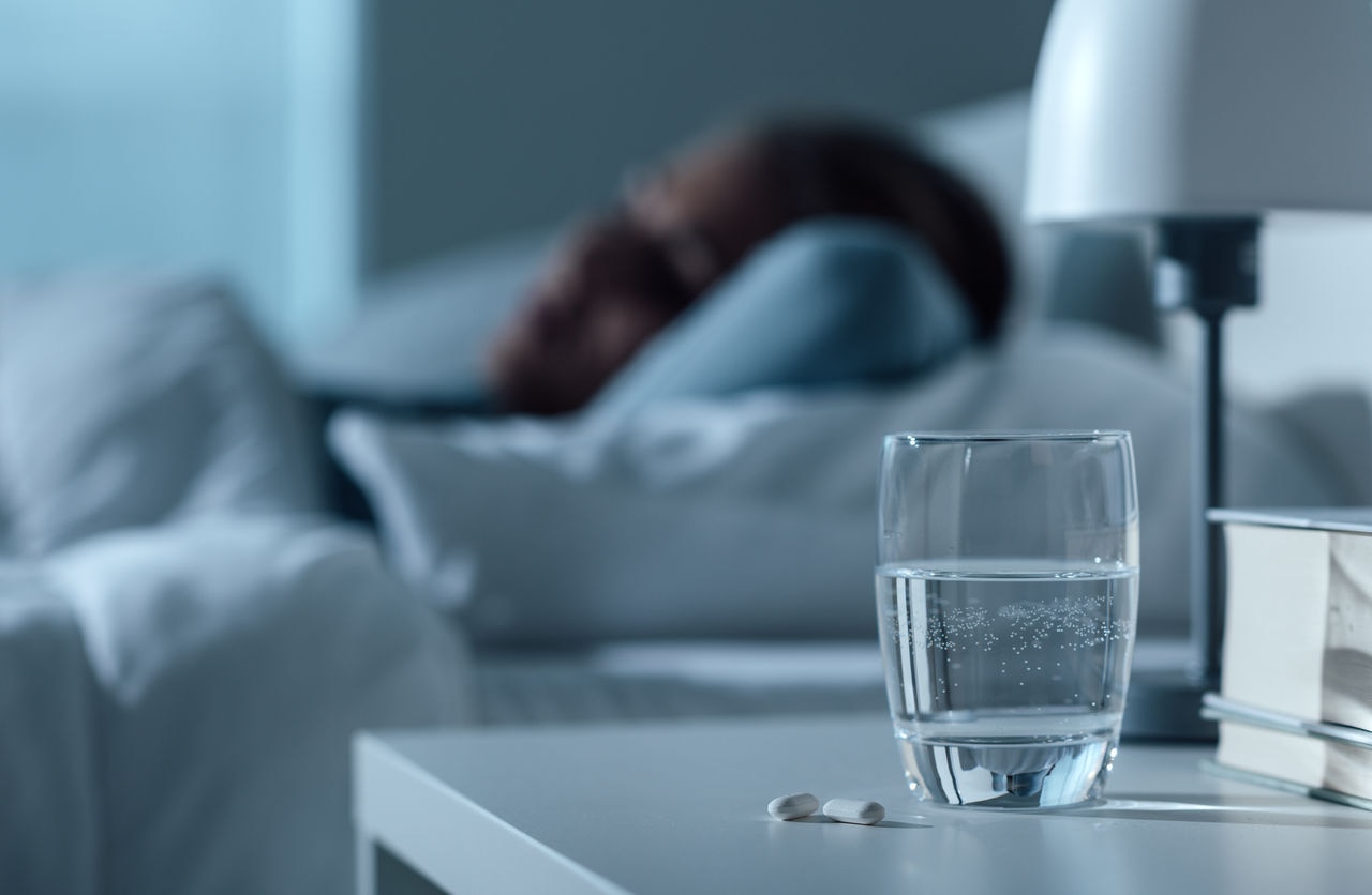 Vaso de agua y persona durmiendo 