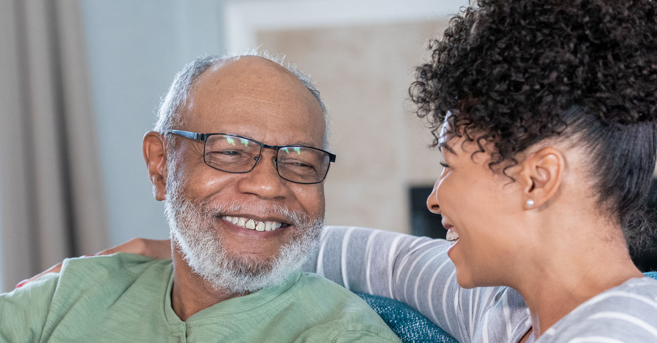 Hija con padre anciano 