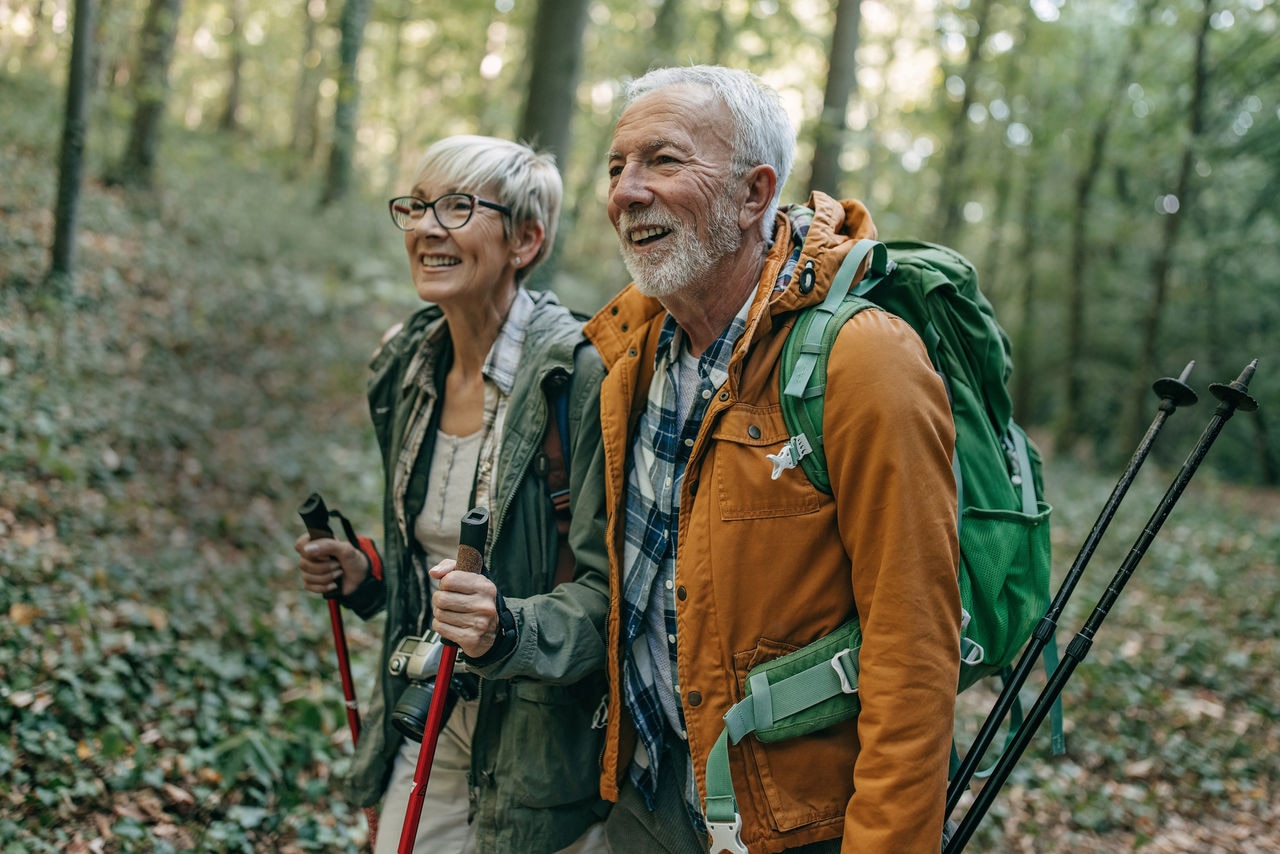 Couple de seniors profitant de la nature