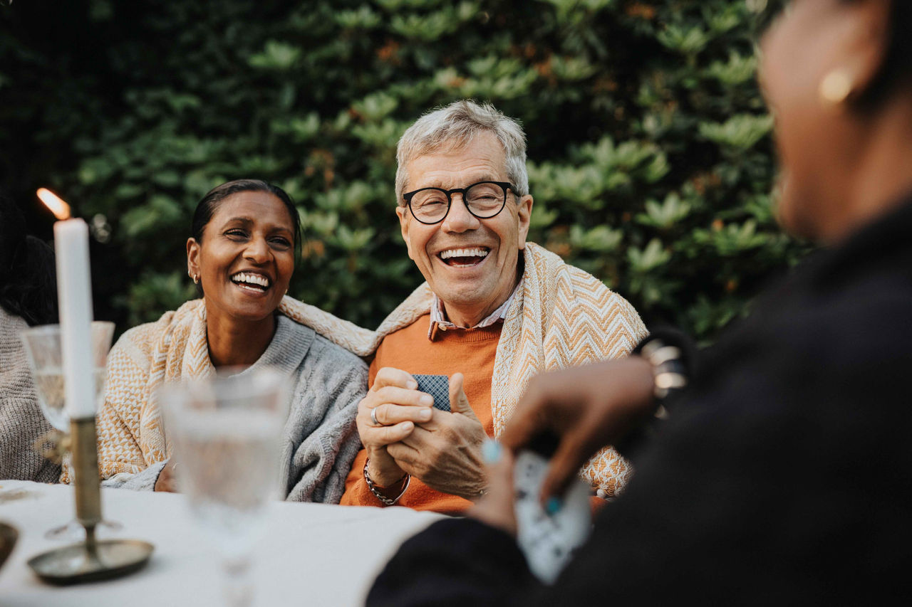 famille s'amusant ensemble dans la cuisine