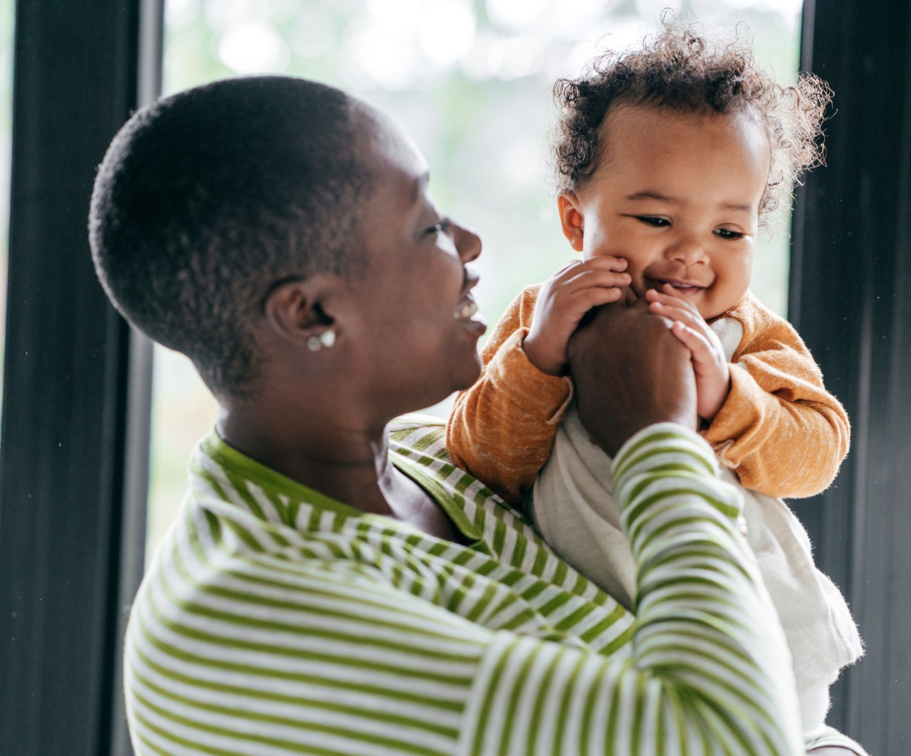 Mère tenant son bébé