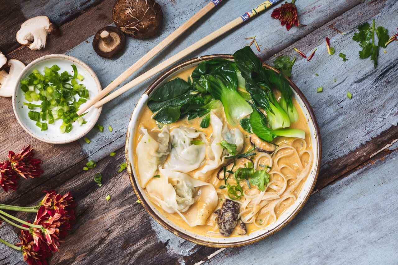 Pork Wontons with Yeloox Curry Noodle Soup 