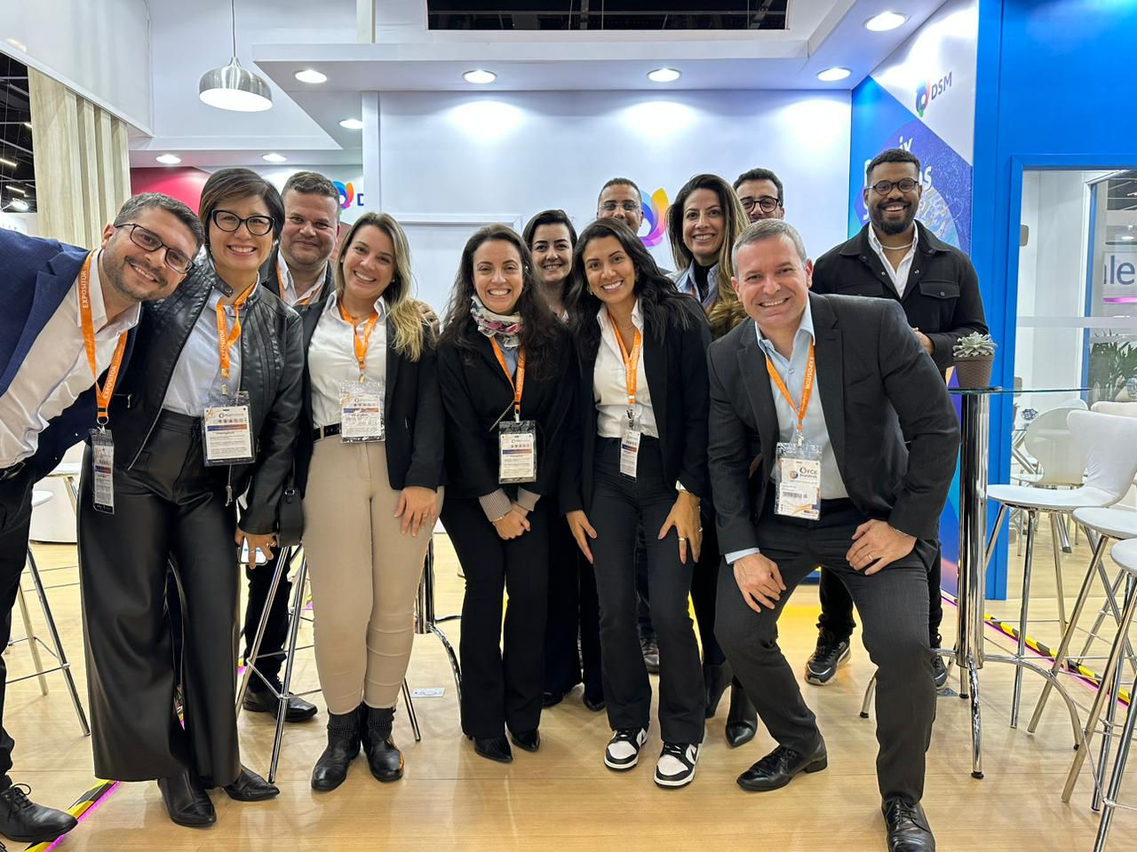 Mulher liderando uma reunião de negócios